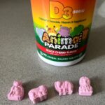 Nature's Plus вітамін Д3 для дітей 500 МО Source of Life Animal Parade смак чорної вишні 90 таблеток у формі тварин - Image 3